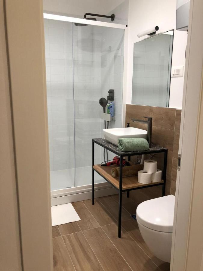 Omis - Private Ensuite Room With Balcony - Hotel Style Екстериор снимка