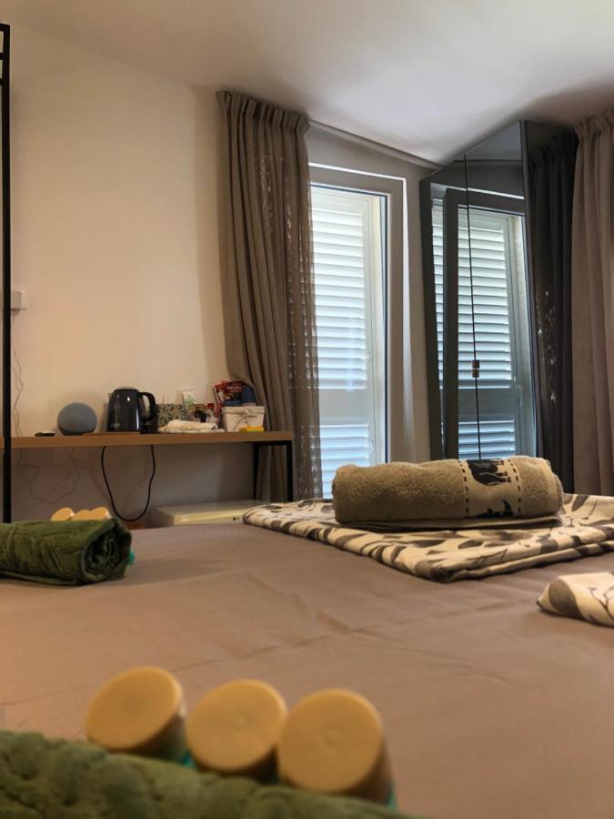 Omis - Private Ensuite Room With Balcony - Hotel Style Екстериор снимка